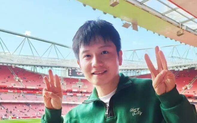 樊振东发文“第一次现场看英超”BTW手势是偷师ChefDavid，无含义