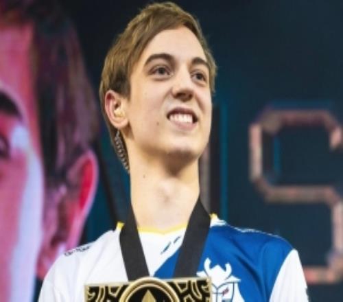 G2官方祝Caps生日快乐：uu们一起祝EU唯一真神生日快乐吧