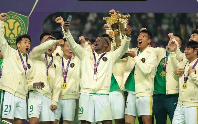 法比奥庆祝足协杯夺冠：我们是冠军，这