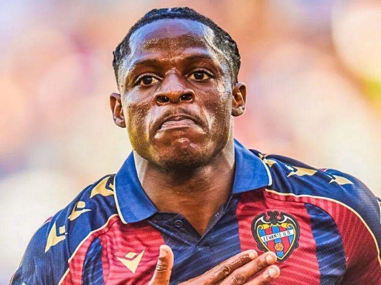 曼联考察3500万西甲射手！英媒建议阿