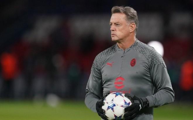 记者：申花门将教练曾任职阿森纳、米