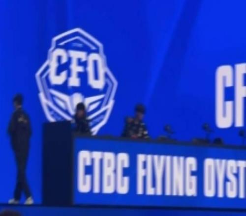 T1不敌CFO后Faker在电脑前短暂反思随后一个人离场