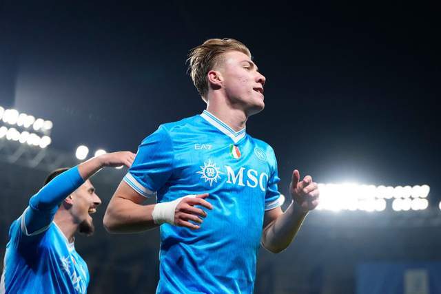 单扛强突+MVP！22岁中锋带队进决赛：离开曼联半年12球3助