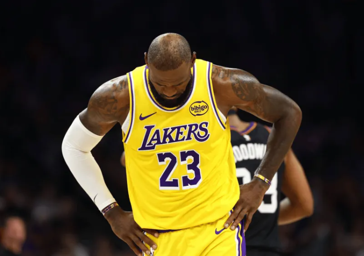 3连败！湖人惨败倒数第二，詹姆斯创NBA第1神迹，东契奇空砍42+8