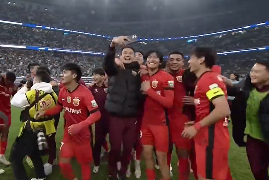 众生相！海港夺中超三连冠：全队抱成一团跳舞庆祝，武磊眼眶湿润