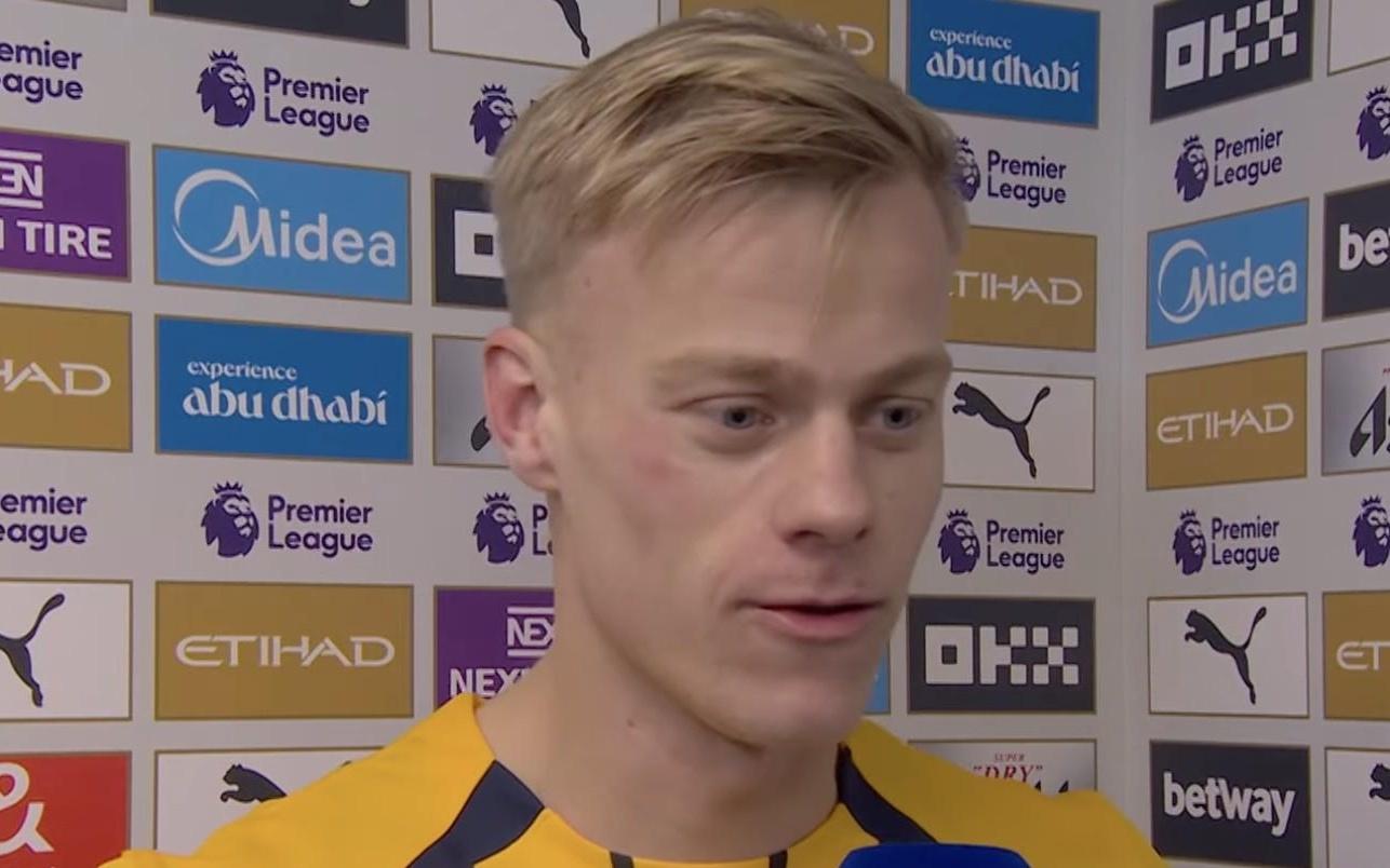 范黑克：哈兰德可能是最佳前锋之一，面对他时我只能全力以赴