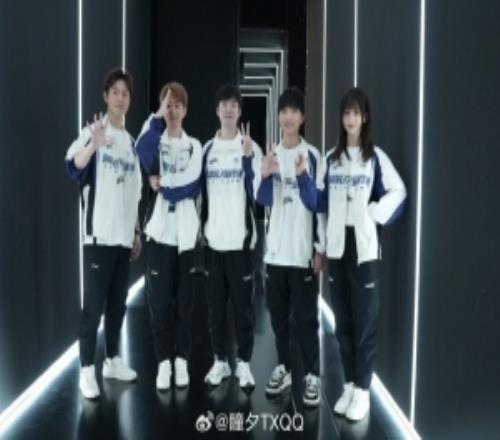 解说瞳夕晒与队友合照：抓一只送决赛门票明天见