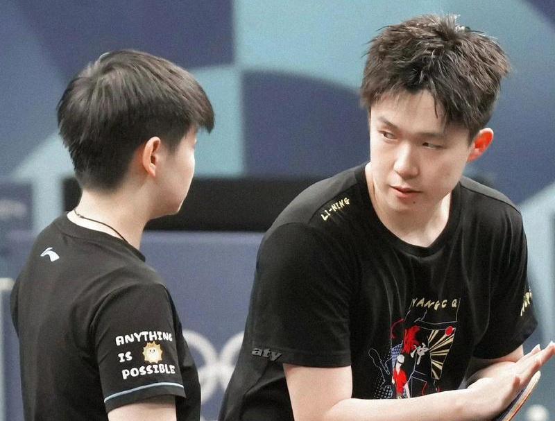 国乒集训备战世界杯曝光！王楚钦大笑吃雪糕，孙颖莎神态轻松