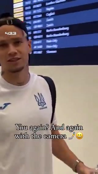 老是拍我内存不够吧穆德里克送给经常见到的记者新手机