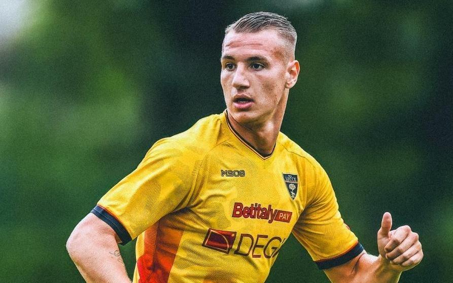 莱切主帅：卡马尔达对失点感到失望，我