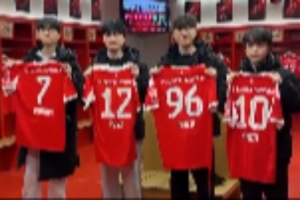 T1分享动态：选手们在拜仁主场手持球衣合照