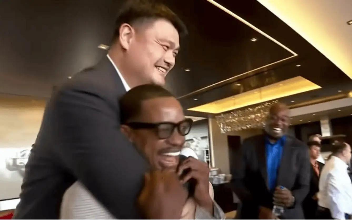 好友相见乐开怀！姚明今日火箭比赛中被拍到背后熊抱弗朗西斯
