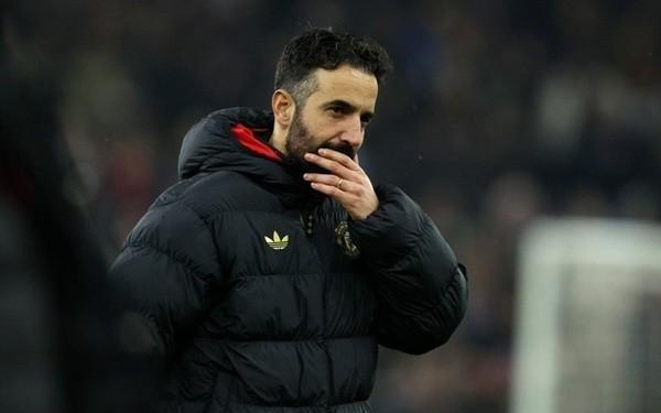 为何换下齐尔克泽阿莫林：有时候前锋少一点更利于进攻