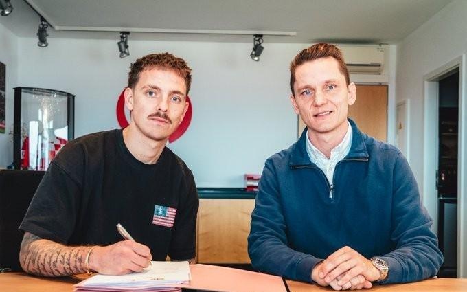 官方：美因茨签下奥格斯堡前锋蒂茨，双方签约两年半