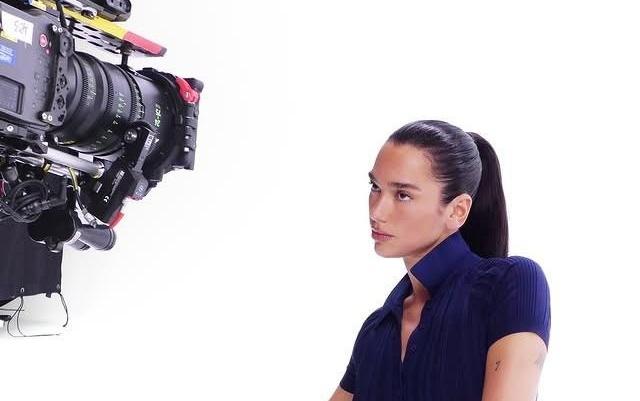 英国女歌手杜阿利帕观看阿森纳vs维拉，还在看台拍照留念