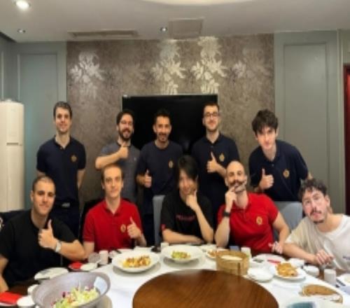 G2官方分享战队聚餐照片并配文：在中国吃得很好