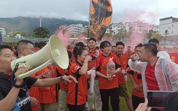 云南球迷热情欢迎成都客队球迷,中超“西南德比”未赛先火