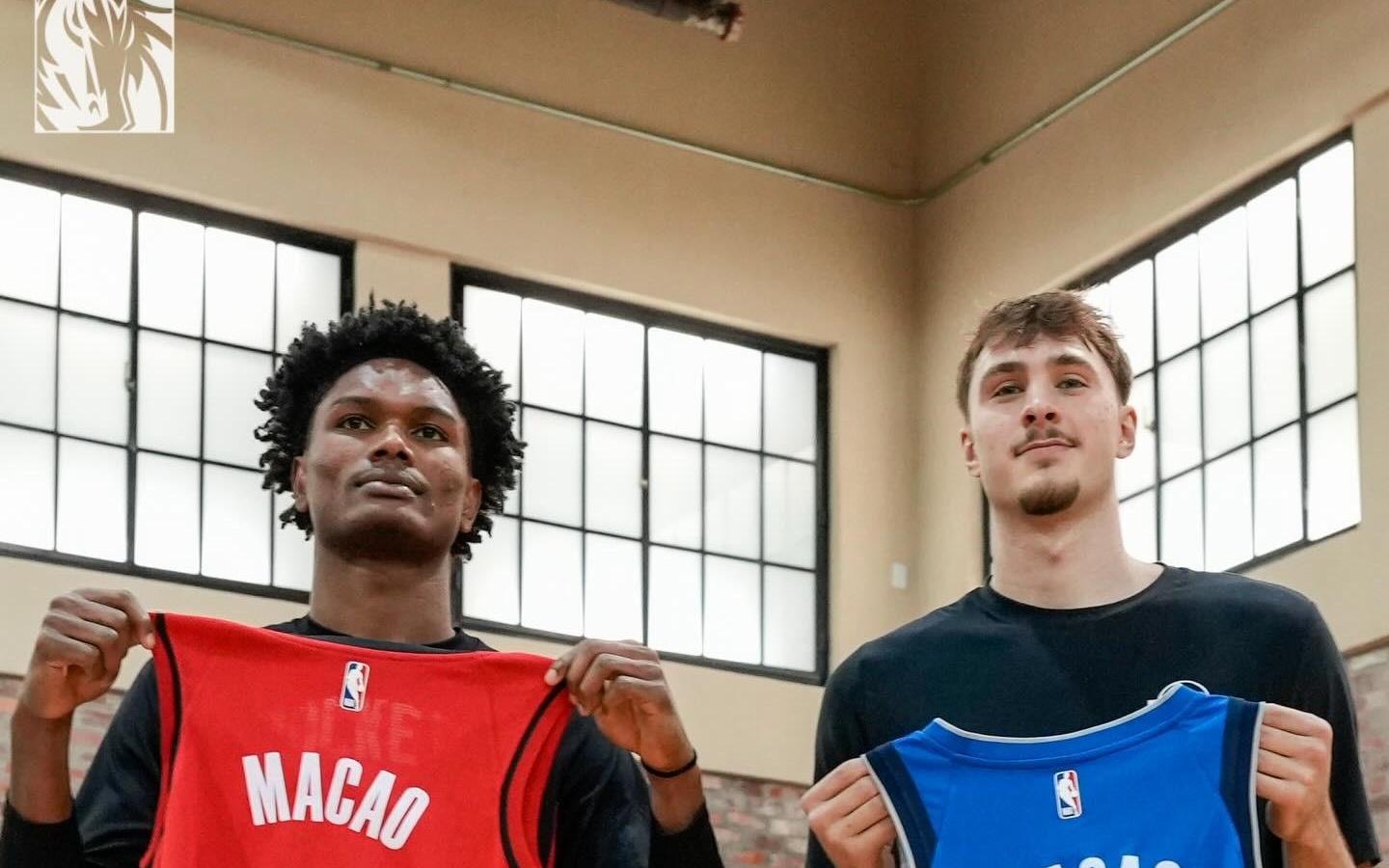 2026年中国赛落户澳门，阿门和弗拉格手持26号“Macao”球衣