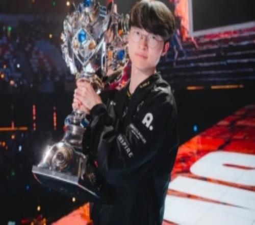 韩媒：SK集团会长为T1夺冠发来贺电T1有望实现扭亏为盈