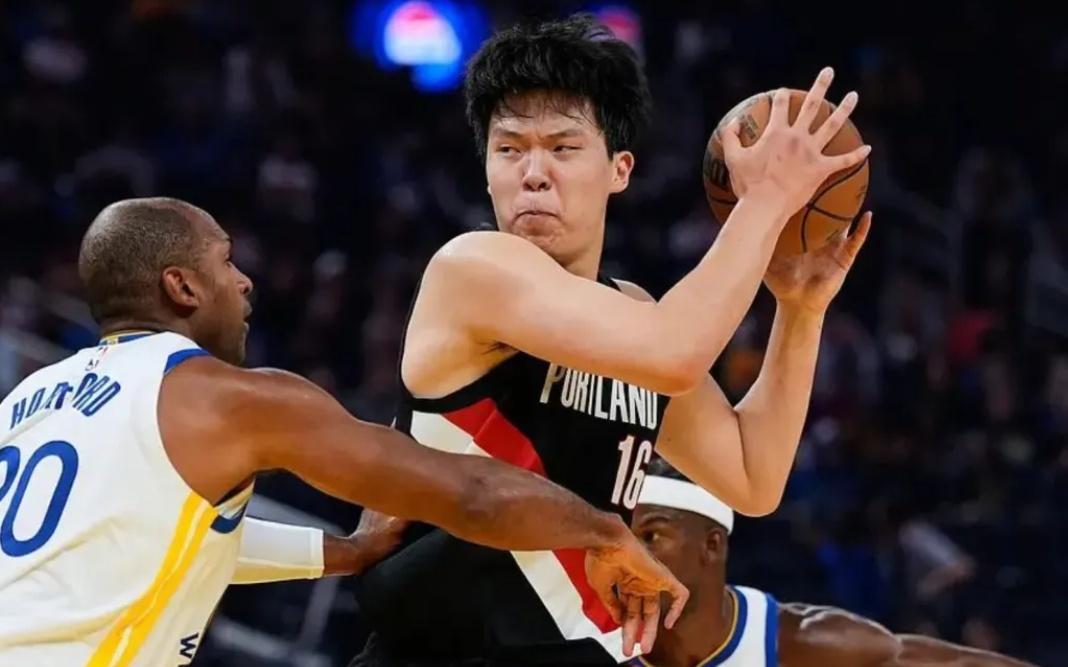 首秀6犯离场！杨瀚森表现不佳，还需时