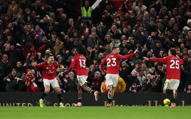 詹俊：曼联节礼日上演小鬼当家，表现最