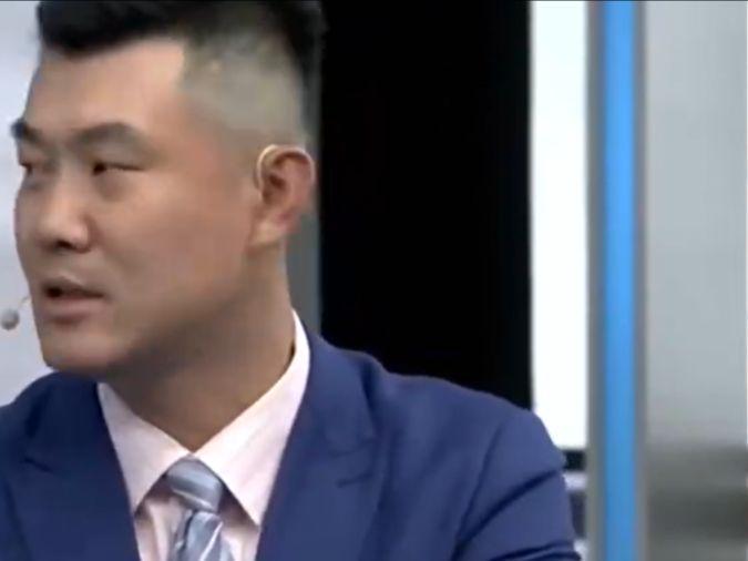 场均5.6分钟得2分1板,王仕鹏看扁杨瀚森遭球迷怒喷:闭嘴吧