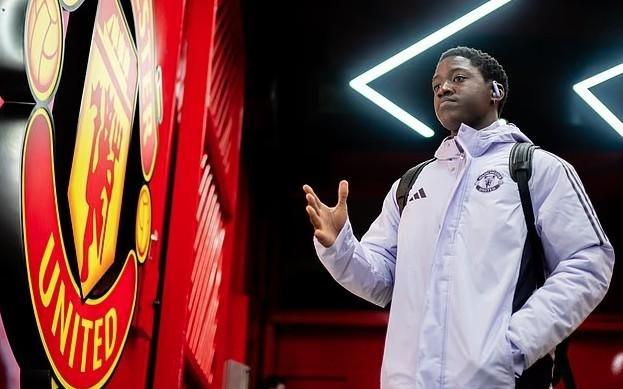 邮报：梅努希望冬窗离开曼联，有12家俱