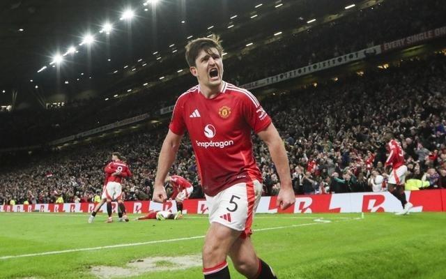 机智的马奎！太阳报：马奎尔下场时悄悄踢走备用球，帮助球队防守