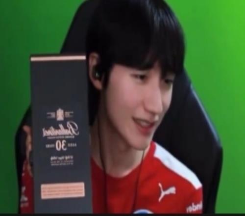 Peanut直播展示Lehends送的礼物：百龄坛威士忌