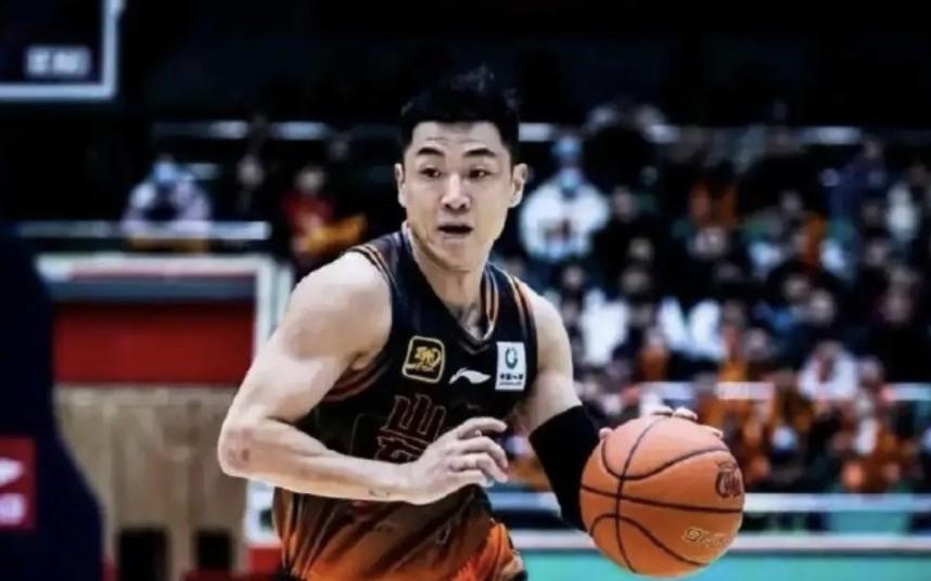 记者：高诗岩双腿膝盖积水严重，今晚面对北京休战一场