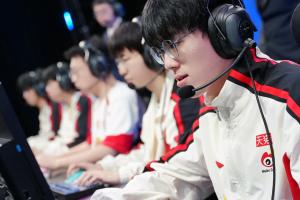 赵大赵二状态低迷Xiaohu失误频频你认为WBG本场失利谁该负责