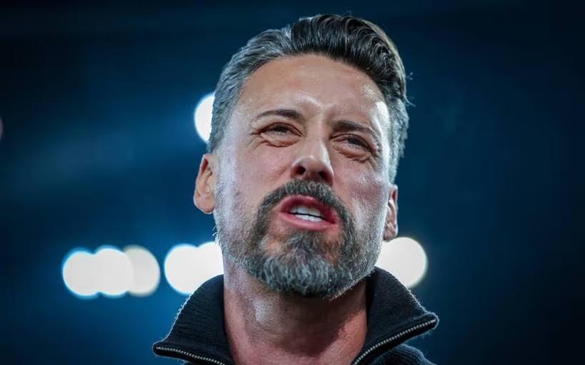 输球后被球迷挂横幅批评，奥格斯堡主