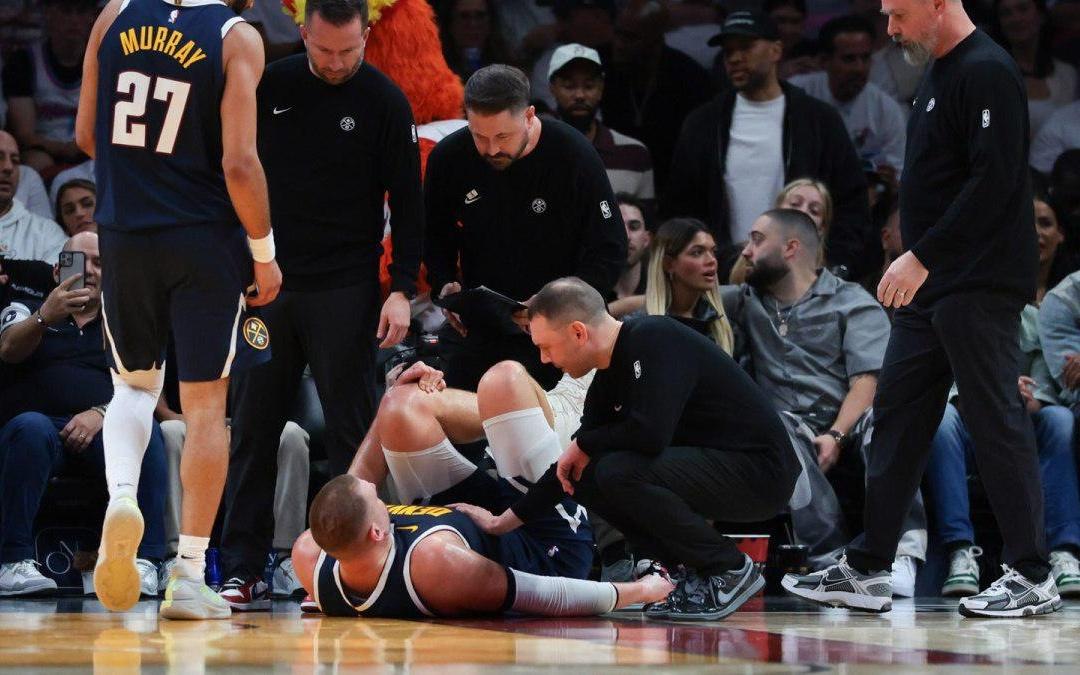 约基奇因膝伤倒地后，掘金队主帅更新了伤情：这就是NBA的一部分