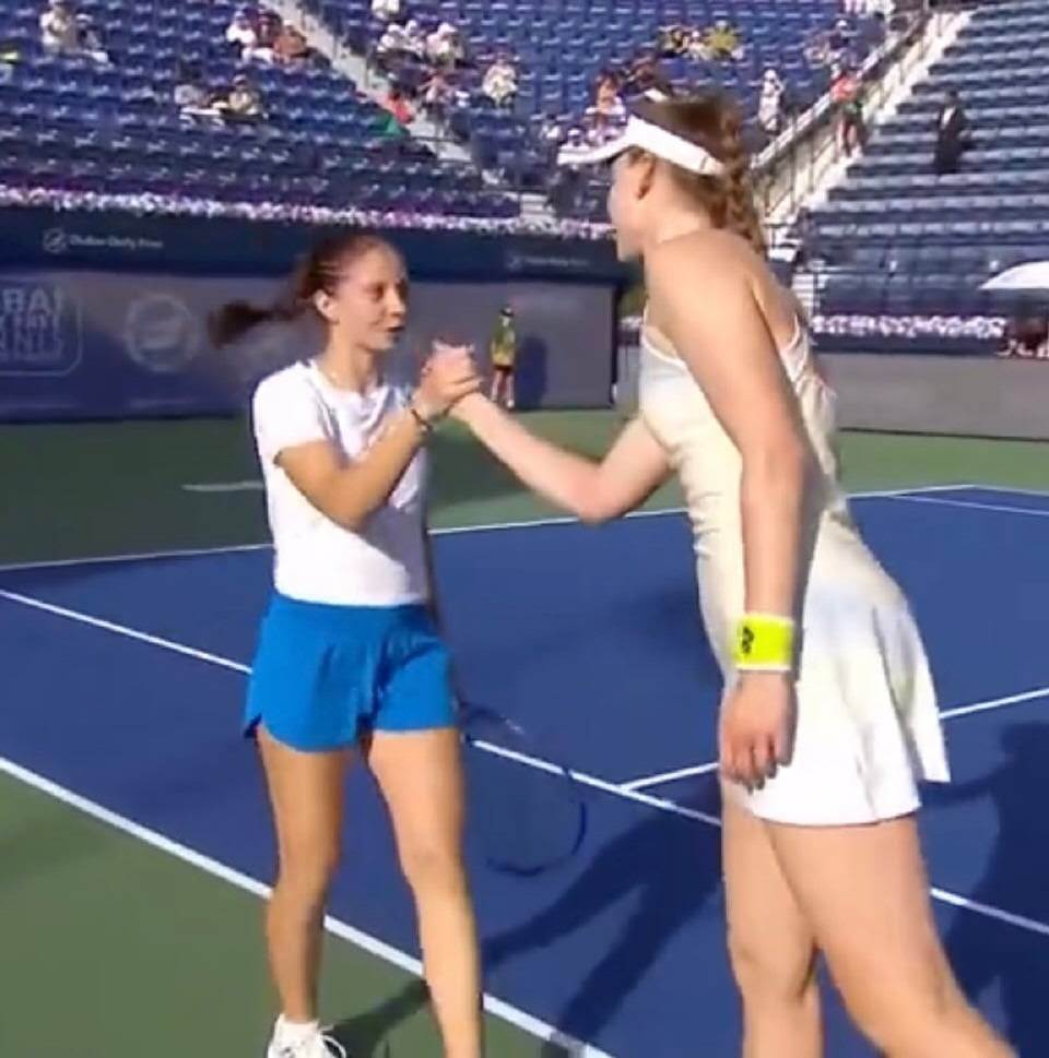 莱巴金娜因病退赛无缘八强，巴多萨因退赛遭网暴忍无可忍发文怒怼