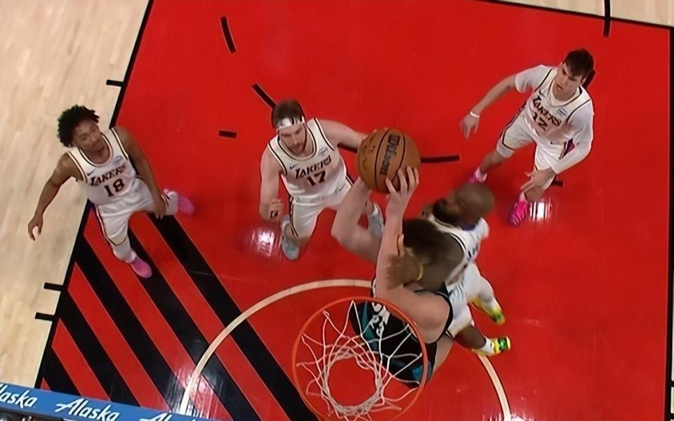 詹皇一级恶犯！肘击打头克林根被抓，咆哮怒骂裁判，他不是故意的