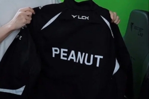 S7已过去太久小花生收到并且穿上印有"Peanut"ID的T1队服