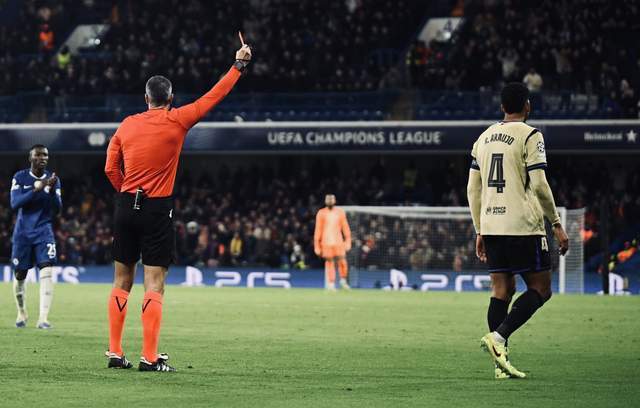 巴萨惨败揪出罪人：欧冠3年2红牌+2次