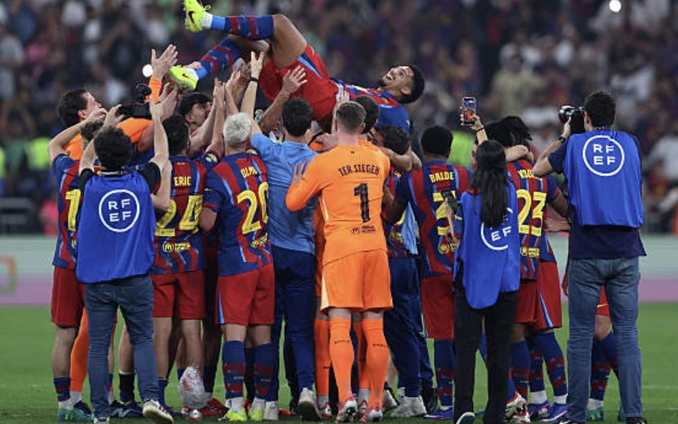 终于回归，比赛结束后阿劳霍被队友们高高抛起