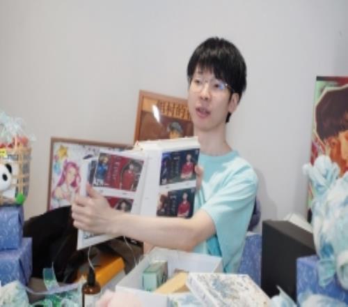 AL分享Hope礼物拆箱返图：感谢大家准备的礼物和蛋糕