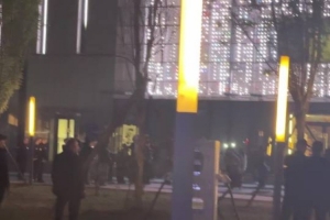 赛后大批的粉丝留在现场iG选手和粉丝们鞠躬告别