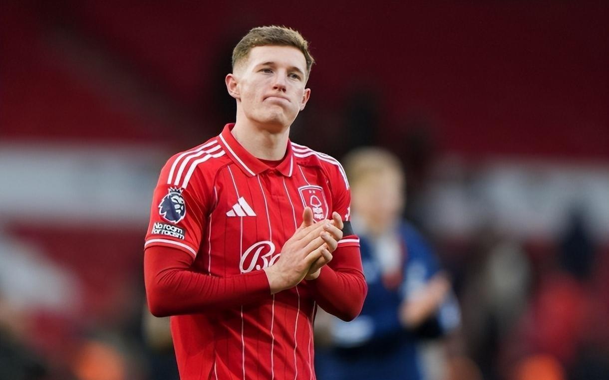 切尔西狂追23岁英格兰中场天才，转会费8000万镑，两大豪门来抢人