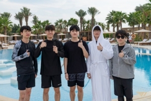 T1官媒晒队员团建照：T1withTheRedSea