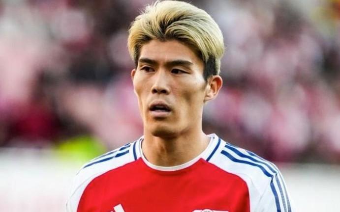 记者：富安健洋周二接受阿贾克斯体检