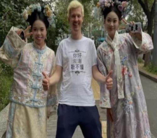 G2官媒晒日常照：早上好！北京！努努大王来了，但，被gank了