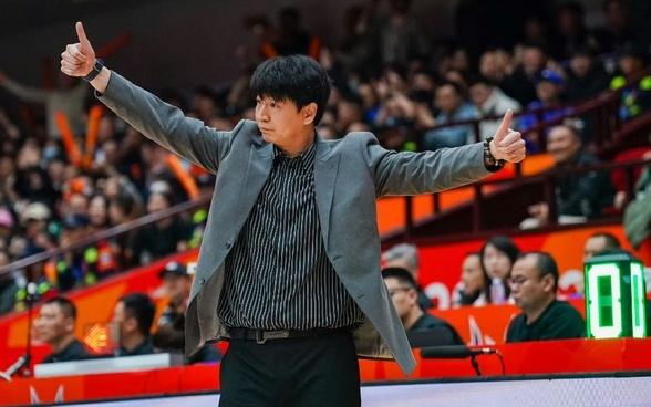 山东男篮VS新疆！邱彪冲击2连胜，高诗岩爆发，央视直播