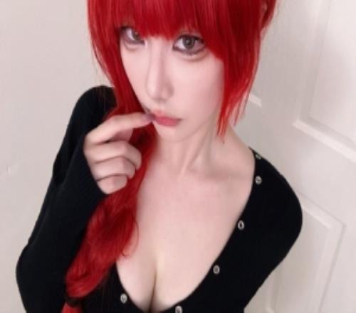 一头红发很显眼!解说Kitty晒照:乖狗狗
