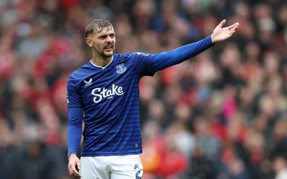 霍尔快发任意球吃黄牌，前英超名哨：这个判罚实在太荒谬了