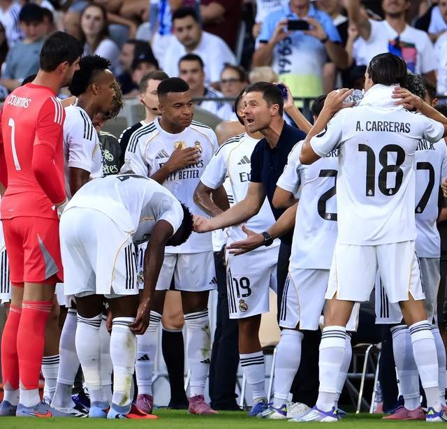 冰释前嫌！阿隆索与皇马巨星2次拥抱：