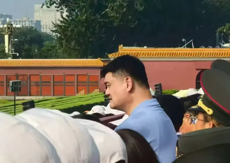 九三阅兵现姚明身影:卸下篮协重担后,他的笑容多了许多