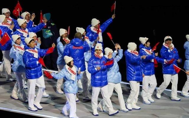 中国体育代表团身着特色装备亮相2026米兰冬奥会开幕式